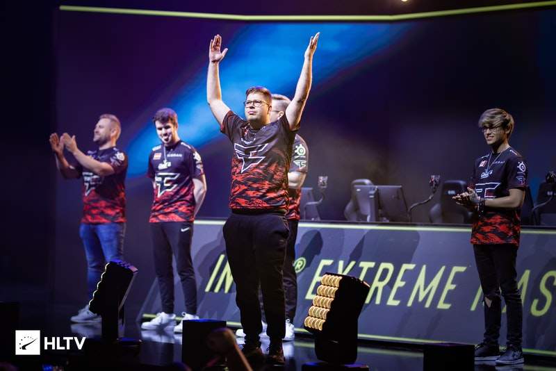 前T1教练Stardust更推求职：有兴趣可以联系我