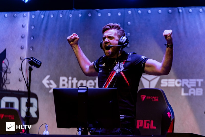 在韩国媒体近日放出的Ruler选手的夺冠采访中，Ruler选手对EDG的下路Leave选手和GEN的下路Peyz选手进行了称赞